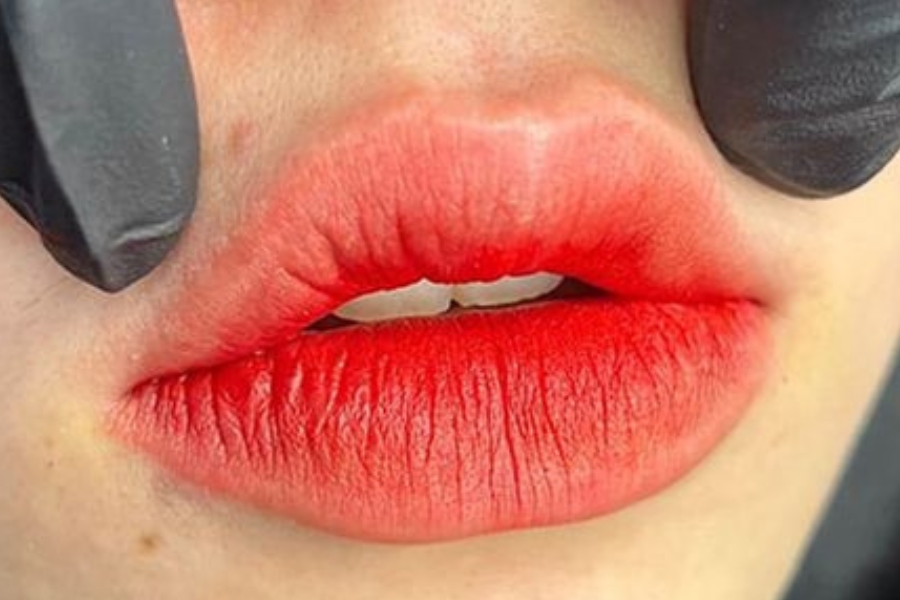 Màu môi sau khi phun xăm lên màu đỏ cam trong những ngày đầu tại Bình Thạnh